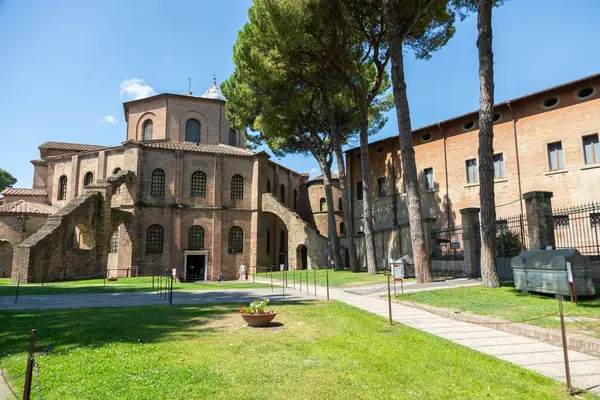 RAVENNA, İTALYA - 12 Haziran 2024: San Vitale Bazilikası, antik mozaikleriyle ünlü, mavi gökyüzü ile dış görünüşü