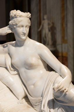 Roma, İtalya - 28 Aralık 2023: Venüs Victrix rolünde Paolina Borghese Bonaparte, heykeltıraş Antonio Canova, 1808 - beyaz mermer