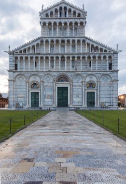 Pisa, İtalya - 29 Haziran 2023: Katedral gezisi, seyahat yeri, gün doğumu ışığı, ünlü sanatsal yapı