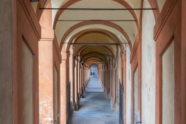 Bolonya, İtalya - 14 Haziran 2024: Bologna şehir merkezinden San Luca kilisesine geleneksel portikolar