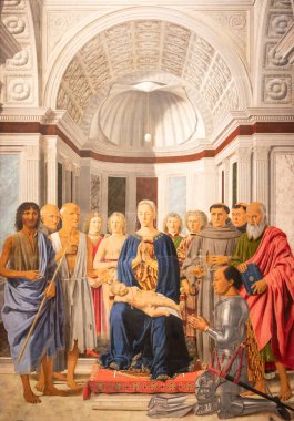 Milan, İtalya - 23 Eylül 2023: Brera antik resim müzesi. Azizlerle, meleklerle ve Federico da Montefeltro 'yla Madonna ve çocuk, ressam Piero della Francesca, 1470