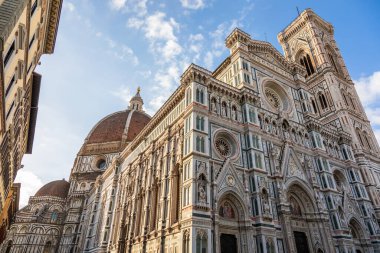 Floransa, İtalya. Santa Maria del Fiore Katedrali, Duomo olarak da bilinir. Romantik ve renkli mimari, Rönesans başyapıtı. Gün doğumu.