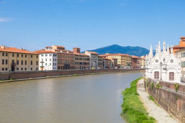 Pisa, İtalya - 29 Haziran 2023: Arno nehri üzerindeki renkli binalar. Kentsel ufuk çizgisi, seyahat noktası.