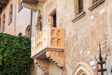 Verona, İtalya - 30 Nisan 2024. Meşhur Romeo ve Juliet balkonu, romantik aşkın sembolü.