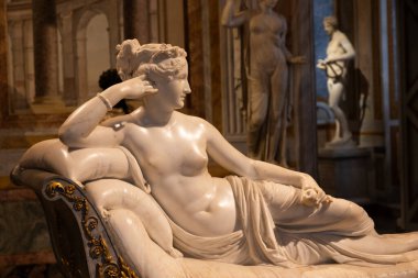 Roma, İtalya - 28 Aralık 2023: Venüs Victrix rolünde Paolina Borghese Bonaparte, heykeltıraş Antonio Canova, 1808 - beyaz mermer