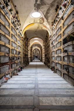 Cenova, İtalya - 17 Ağustos 2024: Staglieno antik mezarlığında koridor