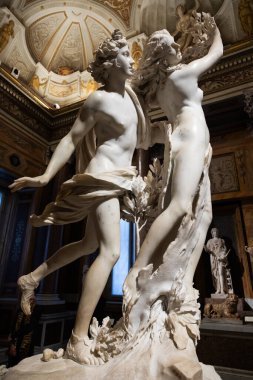 Roma, İtalya - 28 Aralık 2023: Borghese Galerisi, Apollo ve Daphne, Gian Lorenzo Bernini, 1625 dolaylarında. Carrara mermeri, h. cm 243