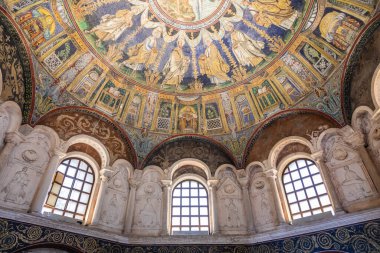 RAVENNA, İTALYA - 12 Haziran 2024: Neonian Baptistery 'de Ravenna Katedrali' nin yanındaki mozaik detay tasarımı