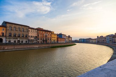 Pisa, İtalya - 30 Nisan 2024. Gün batımında Arno nehrinin manzarası. Skyline şehir manzarası.