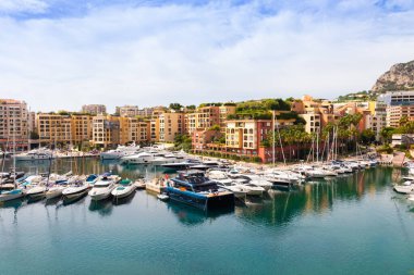 Fontvieille Limanı, Monte Carlo - 17 Ağustos 2023: Montecarlo 'nun ikinci limanında yatları olan şehir manzarası