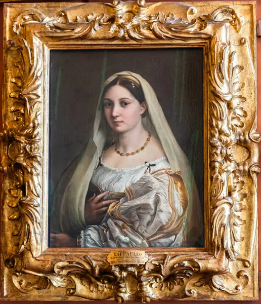 Floransa, İtalya - 23 Eylül 2023: Pitti Sarayı antik resim müzesi. Raffaello Sanzio 'dan La Velata, 1514..