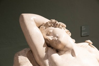 Bassano del Grappa, İtalya - 22 Aralık 2022: Uyuyan Endymion, heykeltıraş Antonio Canova, 1822 - Alçı