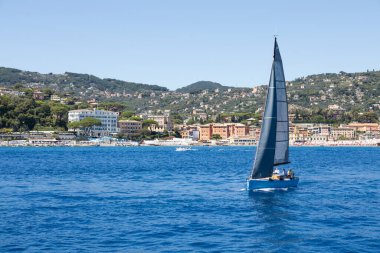 Liguria, İtalya - 07 Ağustos 2023: Rapallo ve Santa Margherita Ligure, Ligurian Riviera arasındaki kıyı şeridi.