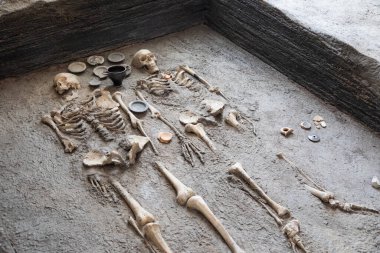 Comacchio, İtalya - 11 Haziran 2024, Etruscan mezarı, iki ölü mezarı, yün sandıkta. M.Ö. 350-300.