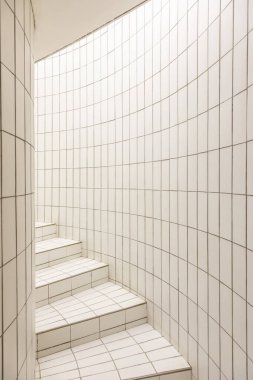 Çağdaş beyaz merdiven. Apartman dairesi, içerisi lüks, kimse yok.