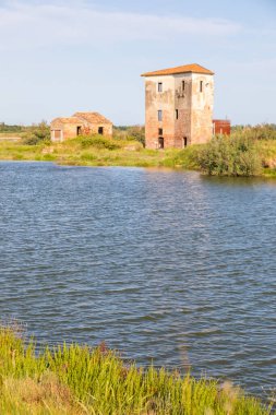 İtalya, mavi gökyüzü ile Comacchio gölü. Ülke ve kanallı Panorama.