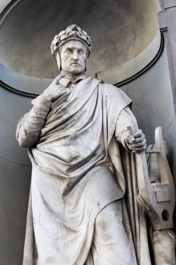 Floransa, İtalya. Ünlü şair Dante Alighieri 'nin heykeli. Heykel Uffizi Galerisine yakın bir yerde.