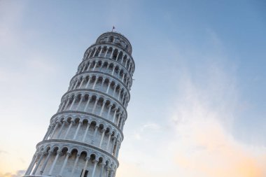 Pisa, İtalya. Mavi gökyüzü arka planıyla kule turu. İtalyan seyahat hedefi