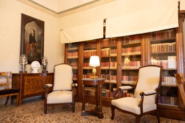 Masino, İtalya - 12 Aralık 2023: Eski daire içi, 20. yüzyıl başlarında mobilya, oturma odası, kimse yok.