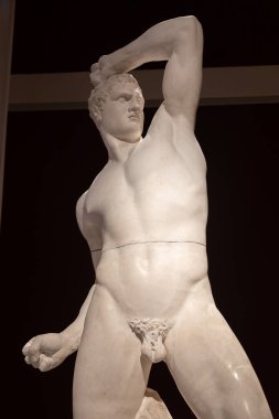 Bassano del Grappa, İtalya - 22 Aralık 2023: Creugante heykeli, Antonio Canova, 1796. Erkeksi vücut heykeli, atlet gücü