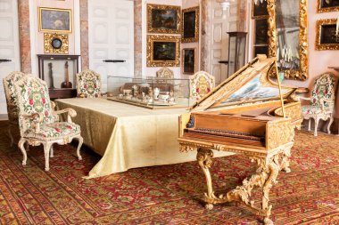 Isola Bella, İtalya - 1 Ağustos 2023: Klasik piyanolu lüks eski konser salonu. Retro organ, klasik müzik aleti.