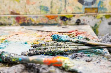 Sanatsal donanımın görüntüsü Sanatçı masasında araçları boyama