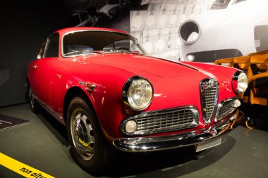 Torino, İtalya - 11 Kasım 2023: Araba Müzesi. Alfa Romeo Giulietta Sprint, 1954. Kırmızı örümcek, İtalyan lüks klasik tasarımı.