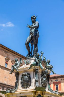Bologna, İtalya - 10 Haziran 2024, Neptune Meydanı 'ndaki ünlü Neptün çeşmesi. Bronz heykel, mavi gökyüzü