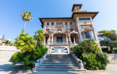 Imperia, İtalya - 14 Ağustos 2023 Villa Grock. Ünlü palyaçonun tarihi evi, mavi gökyüzü güneşli bir gün.