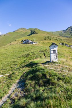 Mavi gökyüzü ve bulutları olan İtalyan Alpleri Panoraması. Sakin manzara, huzurlu manzara..