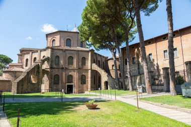 RAVENNA, İTALYA - 12 Haziran 2024: San Vitale Bazilikası, antik mozaikleriyle ünlü, mavi gökyüzü ile dış görünüşü