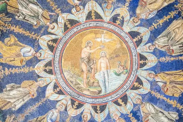 RAVENNA, ITALY - 12 Haziran 2024: Neonian Baptistery 'deki mozaik, Ravenna Katedrali' nin yanında duruyor.