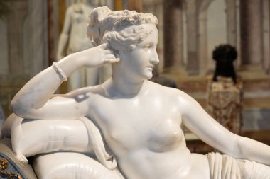 Roma, İtalya - 28 Aralık 2023: Venüs Victrix rolünde Paolina Borghese Bonaparte, heykeltıraş Antonio Canova, 1808 - beyaz mermer