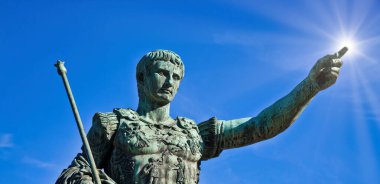 Julius Caesar, Roma, İtalya 'da antik bir heykel. Liderlik kavramı, kişisel büyüme, kişisel gelişim, kişisel yardım