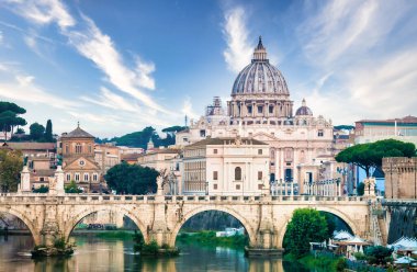 ROME, ITALY - Haziran 2023: Tiber nehir köprüsü Vatikan Şehri ve Aziz Peter Katedrali Kubbesi