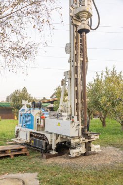 Su kuyusu talimi. Madencilik kulesiyle sondaj makineleri. Mühendislik ekipmanı