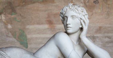 Pisa, İtalya - 29 Haziran 2023: Mezarlıkta hüzünlü bir heykel. Klasik beyaz mermer heykel, kadın kederi