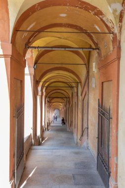 Bolonya, İtalya - 14 Haziran 2024: Bologna şehir merkezinden San Luca kilisesine geleneksel portikolar