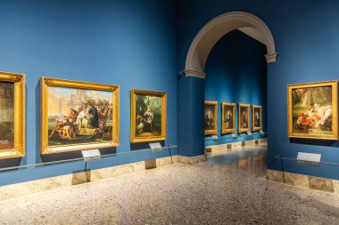 Milan, İtalya - 23 Eylül 2023: Brera antik resim müzesi. Galeri içi, antika koleksiyonu