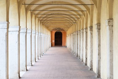 Comacchio, İtalya. Antika kemer yolu, Loggiato dei Capuccini 'nin eski verandası.
