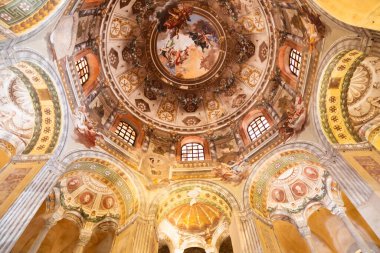 RAVENNA, İtalya - 12 Haziran 2024: San Vitale Bazilikası, mozaikle dekore edilmiş iç dekorasyon, insan yok