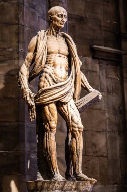 MILAN, ITALY - 28 Temmuz 2024: Aziz Bartholomew 'un heykeli yüzüldü - San Bartolomeo Scorticato - Milano Katedrali, 16. yüzyılın ikinci yarısında.