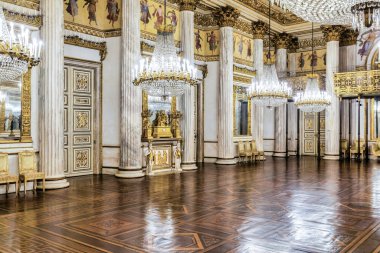 Torino, İtalya - 17 Kasım 2023: 1842 'de Royal Palace' ın içindeki barok balo salonu. Lüks mermer, antika avize, klasik zemin.