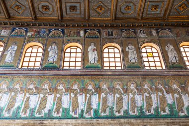 RAVENNA, İtalya - 12 Haziran 2024: Santa Apollinare Bazilikası, mozaikle dekore edilmiş iç dekorasyon, insan yok