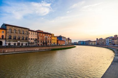 Pisa, İtalya - 30 Nisan 2024. Gün batımında Arno nehrinin manzarası. Skyline şehir manzarası.