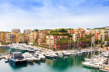 Fontvieille Limanı, Monte Carlo - 17 Ağustos 2023: Montecarlo 'nun ikinci limanında yatları olan şehir manzarası