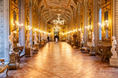Roma, İtalya - 28 Aralık 2023: Doria Pamphilj Galerisi, 16. yüzyıl lüks sarayı