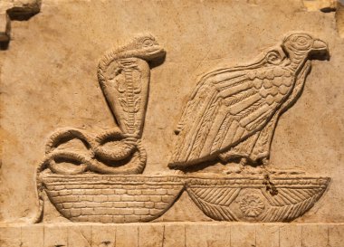 Torino, İtalya - 28 Aralık 2023: Mısır Müzesi. Akbaba ve kobra plakalı, kireçtaşı, M.Ö. 400.