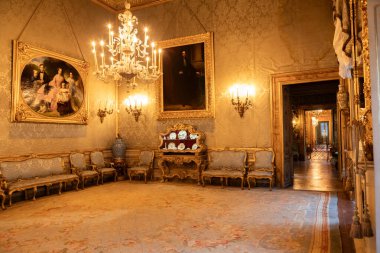 Roma, İtalya - 28 Aralık 2023: Doria Pamphilj Sarayı, 16. yüzyıl lüks sanat koleksiyonu.