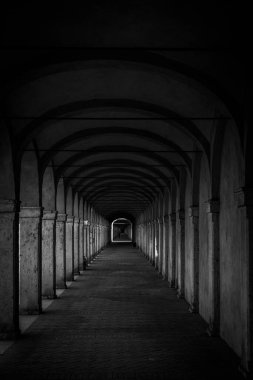 Karanlık tünel perspektifi Grunge mimarisi, gölgeli eski koridor.